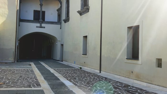 palazzo caracciolo e la nuova sede del comune di forino