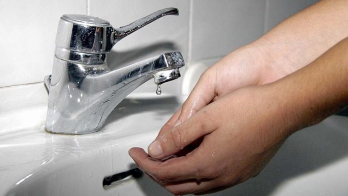 emergenza acqua rubinetti a secco in 7 citta disposte fontanile e autobotti