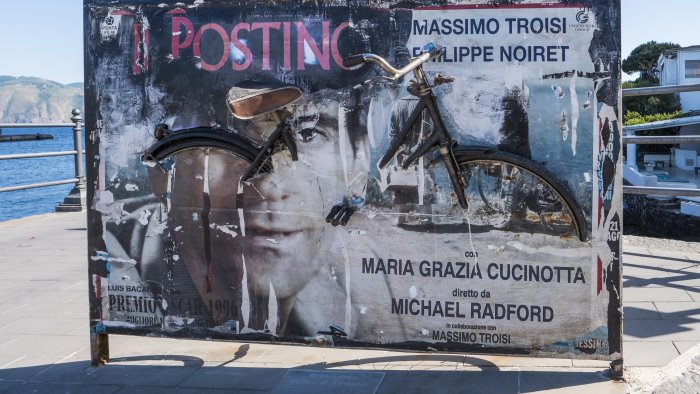 premio massimo troisi a ferrero e grillo potranno esibirsi a zelig