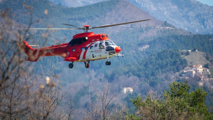 incendi elicotteri in azione tra somma vesuviana e pellezzano e allarme
