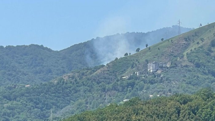 fiamme in montagna tra pellezzano e cava in azione un elicottero