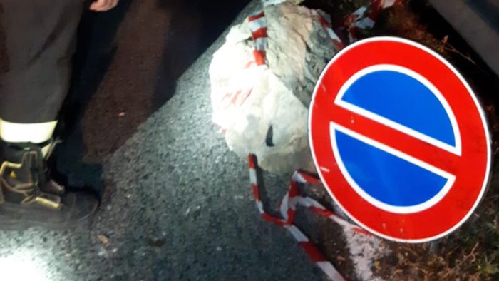 paura in costiera amalfitana cadono massi sulla sp1 ravello chiusi