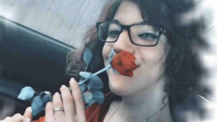 folla commossa a sturno per l ultimo saluto alla giovane sara