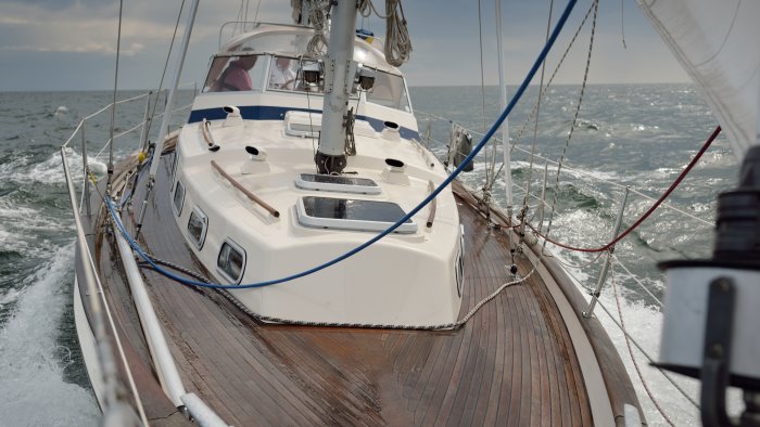 incidente in mare barca a vela sugli scogli diportisti salvati