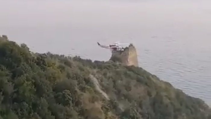 ascea turista cade in un dirupo salvato dall intervento dell elicottero