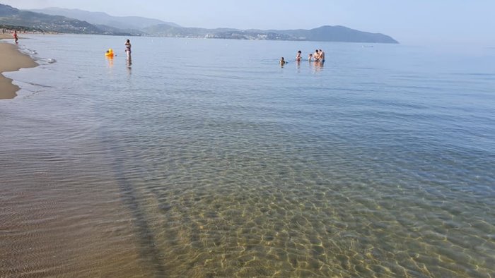 tragedia in spiaggia a capaccio paestum turista 60enne muore per malore
