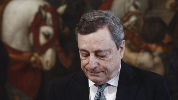 a draghi l applauso della camera il premier sale al colle