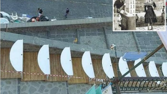 via i tavolini bianchi del ristorante sulla scala di sofia loren a marina grande