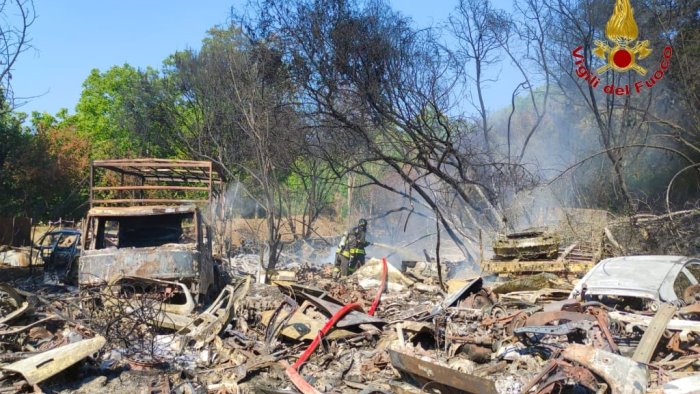 caldo torrido e incendi cimitero di veicoli in fiamme a domicella