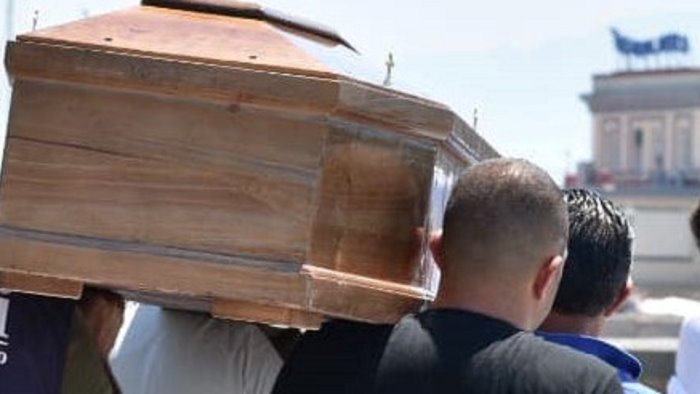 protesta allevatori bare e latte davanti alla sede della regione campania