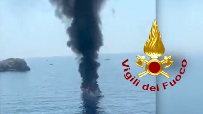 positano terrore a bordo di uno yacht di lusso distrutto dalle fiamme