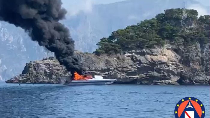 yacht in fiamme in azione i droni anti inquinamento della protezione civile