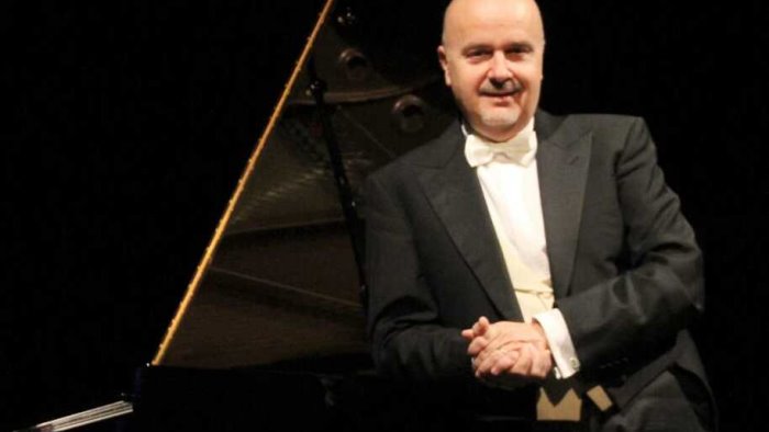 al chiostro di san francesco il maestro antonio di cristofano in concerto