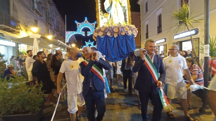 capaccio citta libera i due sindaci di agropoli portano madonna in spalla