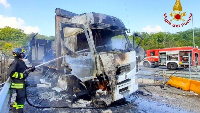 tir in fiamme sull autostrada decine di pedane di plastica in fumo