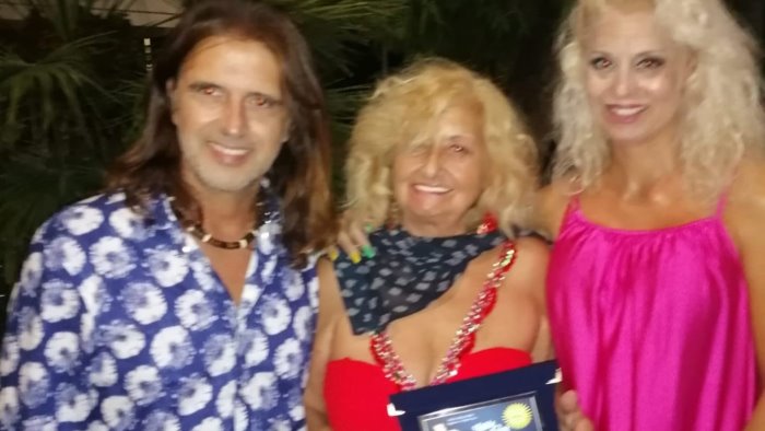 l irpina pina lambiase premiata a faggiano dalla figlia di little tony