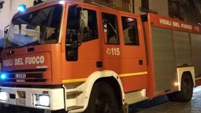 incendio in hotel a sorrento poliziotti evacuano gli ospiti e domano le fiamme