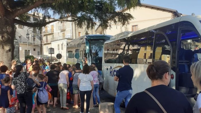 nonni e nipoti al mare grazie al progetto proposto dal comune di sanza