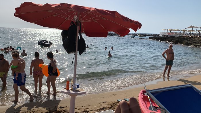 castellabate fa il bagno con la mascherina chirurgica e rischia di annegare