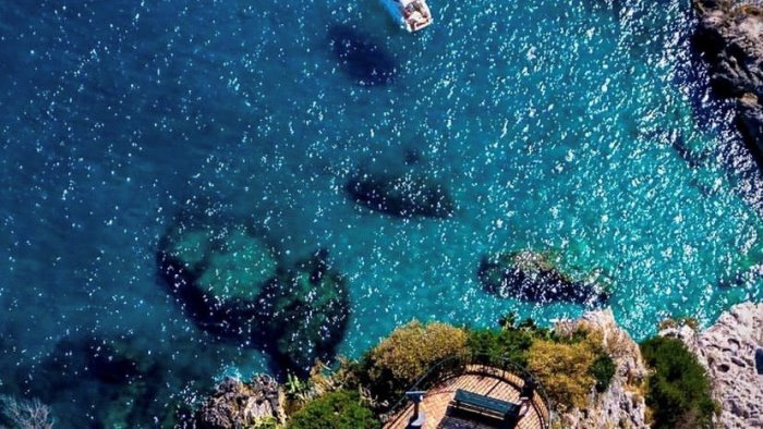 nei giardini di augusto la prima edizione di mod arte interpreta capri