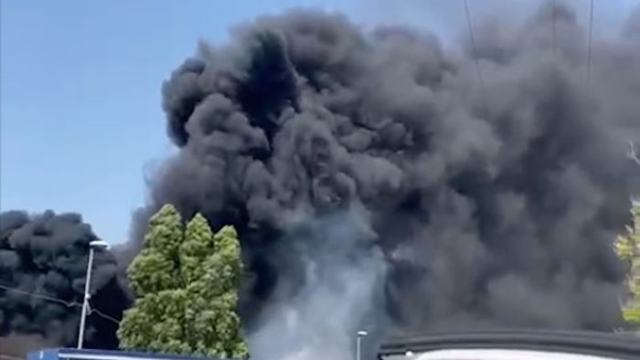 paura ad eboli incendio nei pressi del cilento outlet