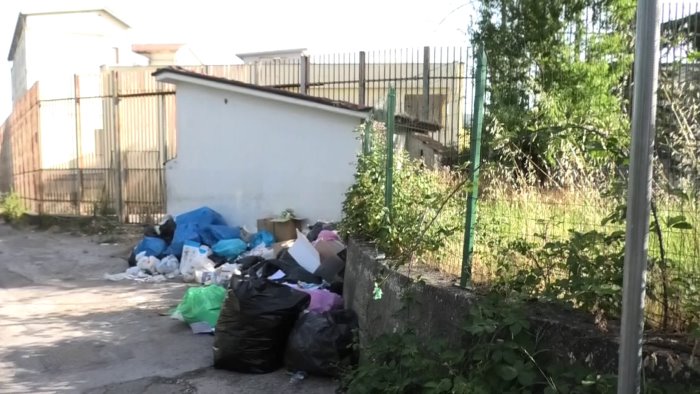 rifiuti abbandonati a terra alle spalle del carcere scattano le sanzioni video