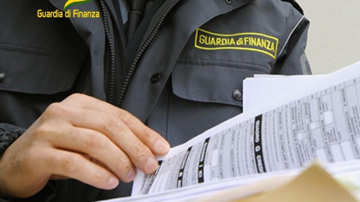 evasione fatture false e assunzioni fasulle imprenditore nei guai