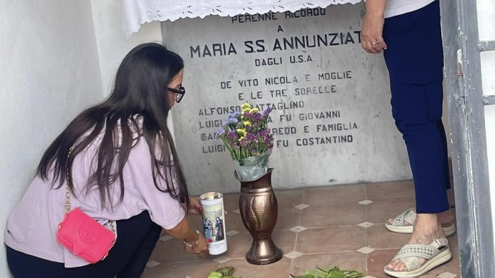 caso manzo nel giorno del compleanno di mimi romina porta un fiore in chiesa