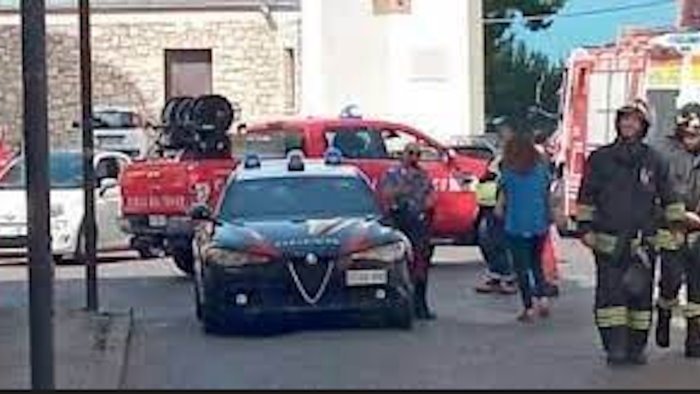 si barrica in casa con la famiglia e minaccia di farla esplodere arrestato