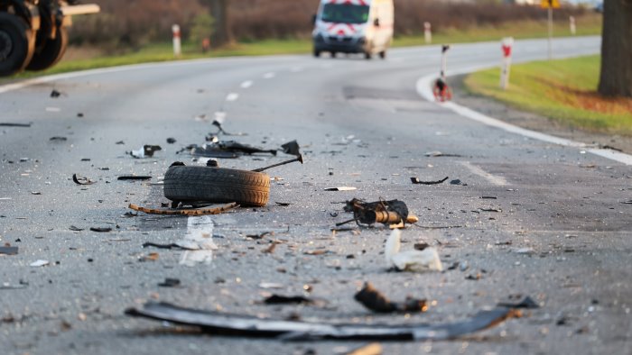 incidente sull autostrada roma napoli un morto e dieci feriti