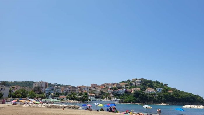 agropoli via le alghe la spiaggia del lido azzurro torna all antico splendore