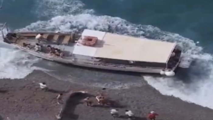 vento e mare grosso salvate 15 persone dalla guardia costiera di salerno