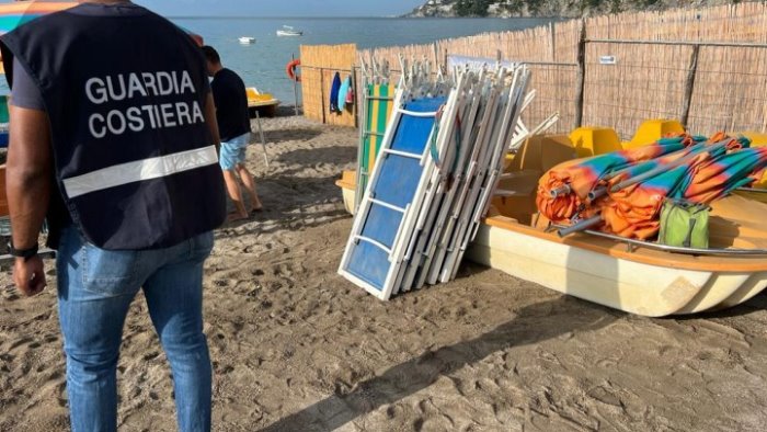 occupazione abusiva della spiaggia libera di vietri sul mare scatta il sequestro