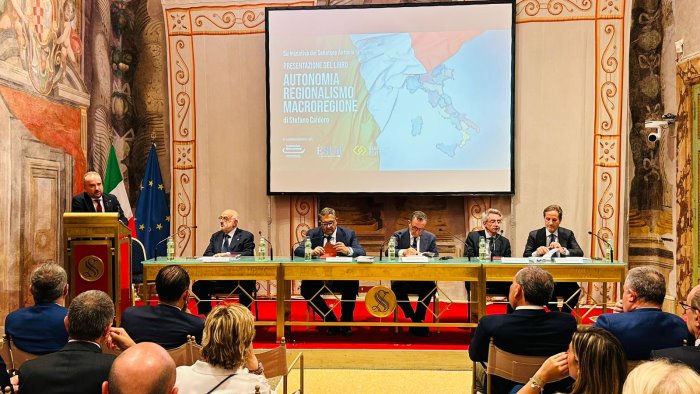 riforme la proposta di caldoro ora autonomia e macroregione