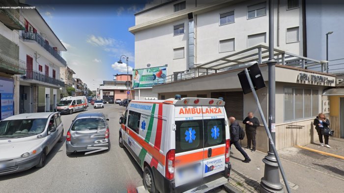 frattamaggiore prende a pugni il medico perche gli rifiuta un ricovero