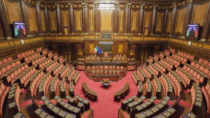 i senatori votano per il ritorno dei vitalizi