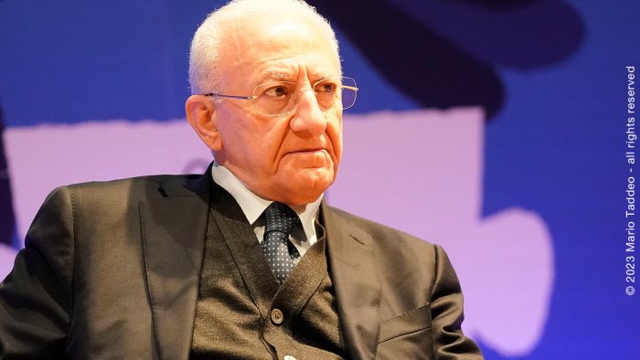 de luca fiume in piena salario minimo schlein spende 600 euro di armocromia