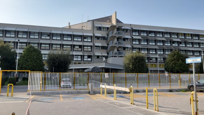 pozzuoli dimesso dall ospedale tenta di uccidere a sprangate le guardie