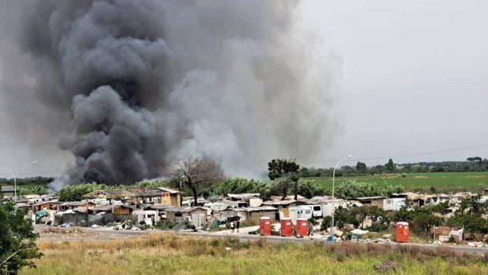 ennesimo grave rogo al campo rom di giugliano e allarme
