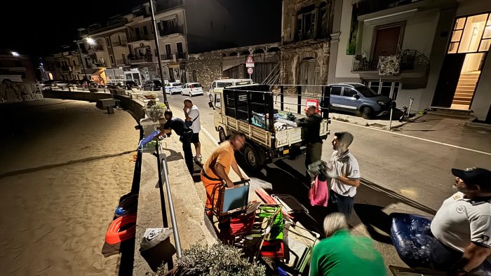 tornano gli ombrelloni abusivi sulle spiagge scatta la maxi rimozione