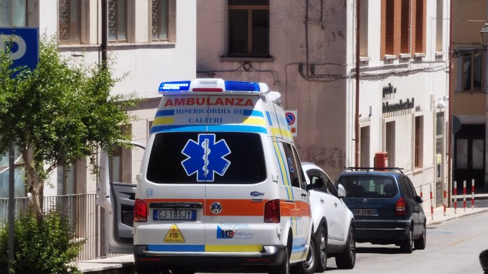 attimi di paura alle poste di bisaccia donna aggredisce operatori e carabinieri