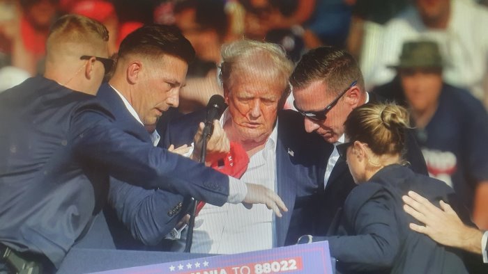 trump ferito ad un orecchio da un attentatore portato via insanguinato