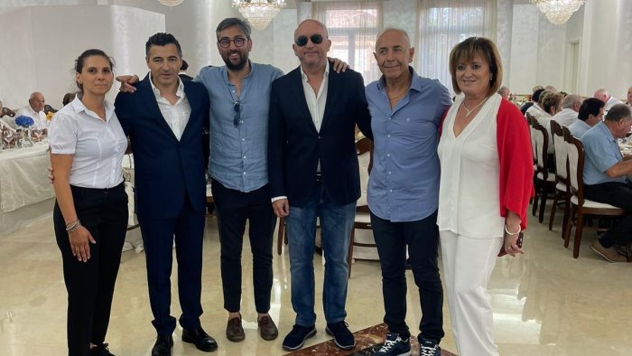 terza eta grande successo per il mega pranzo d estate a casa reale