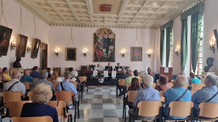 attenti al truffatore carabinieri in comune per difendersi dai raggiri