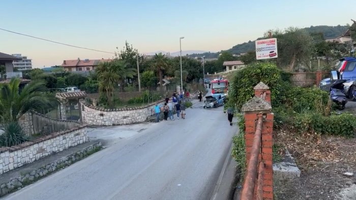 incidente a contrada auto contro scooter in ospedale anche una bimba