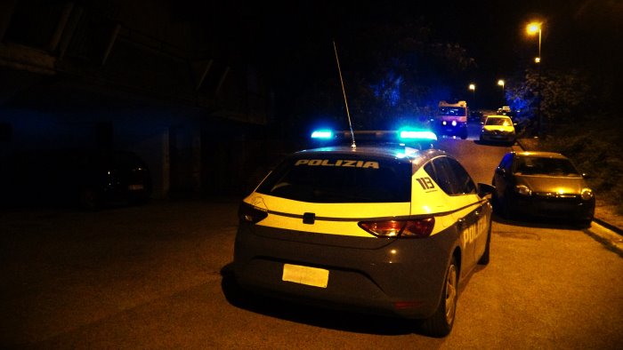 ariano anziana cade in casa poliziotti si arrampicano da un impalcatura