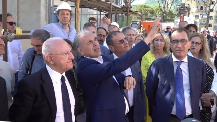 de luca torna all attacco andiamo avanti da roma non diano fastidio