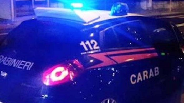 strappa due collane d oro alla compagna e la colpisce con un bastone arrestato