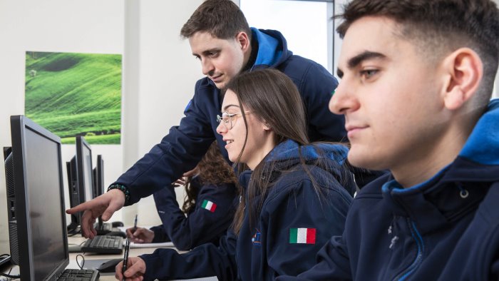 il ministro valditara a grottaminarda alla consegna dei diplomi all its bruno