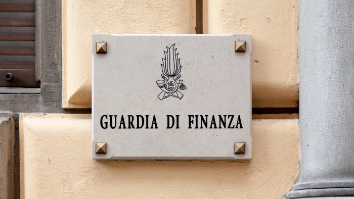 fatture false riciclaggio e truffa 20 indagati sequestrati 26 milioni e mezzo